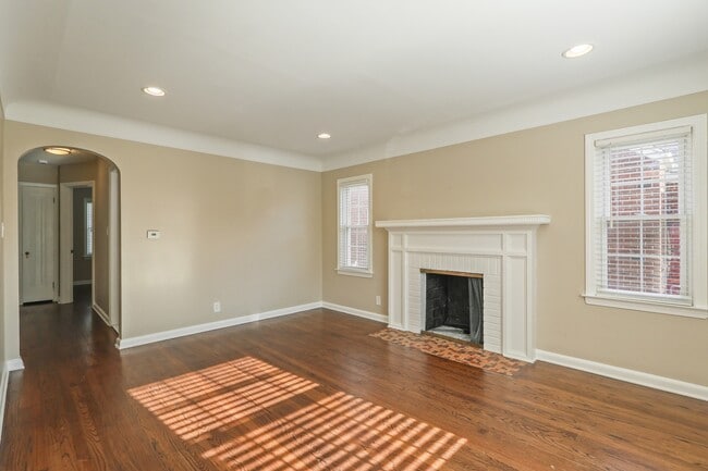 Building Photo - 1792 Roslyn Rd