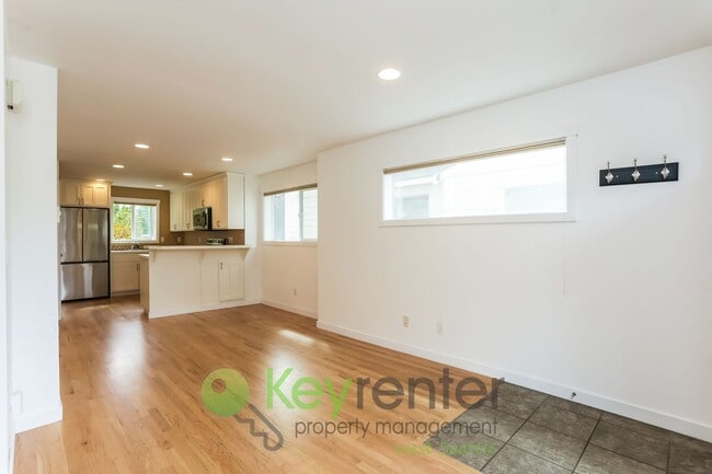 Building Photo - 3-Bedroom Beauty with Fenced Yard and Flex...