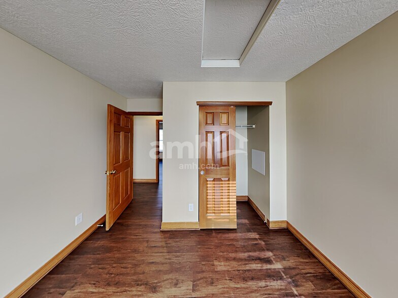 Building Photo - 811 Corylus Dr SW