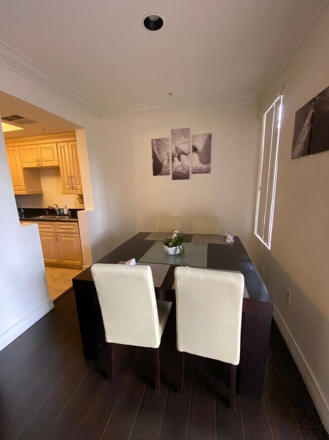 Building Photo - Charming Fully Furnished 1 Bedroom Condo: ...