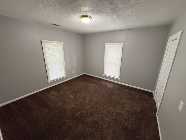 Building Photo - Charming 5-Bed Home Near Campus with Updat...