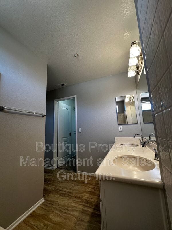 Building Photo - 1455 E Holcomb Pl