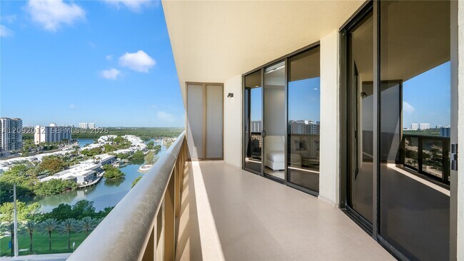 Building Photo - 16275 Collins Ave