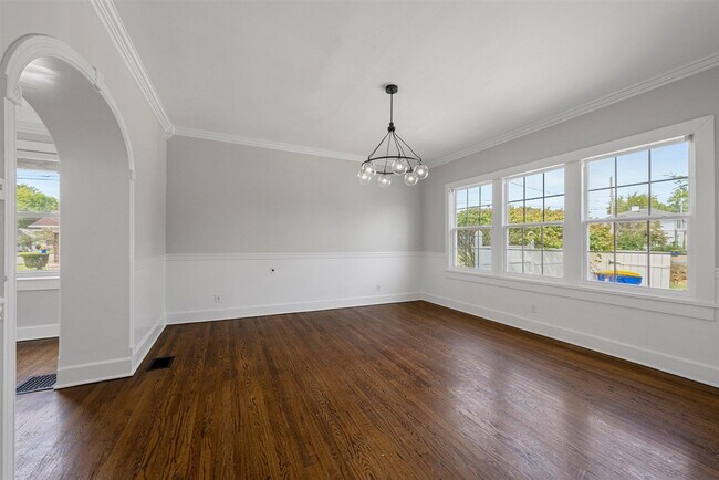 Building Photo - 943 Nutwood St