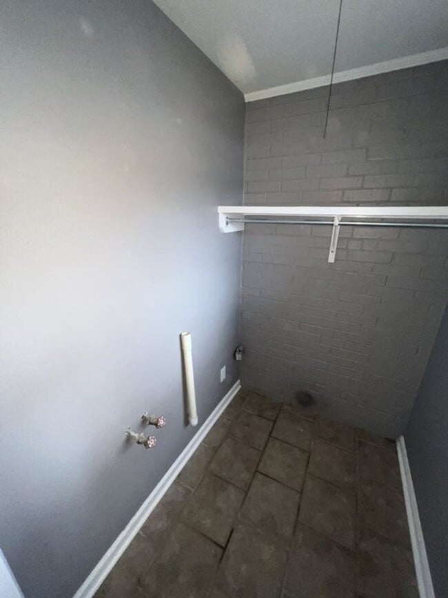 Building Photo - Newly renovated! 2 bedroom 1 bath townhous...