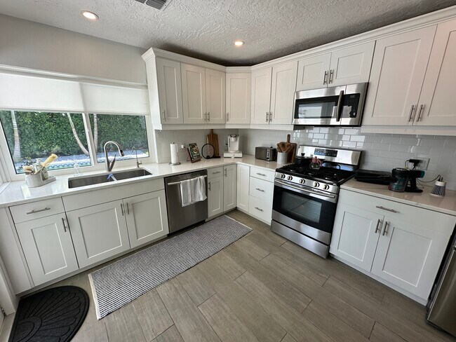 Building Photo - 408 Penguin Dr