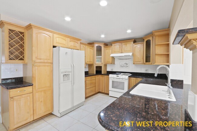 Building Photo - 11186 Lavender Ave