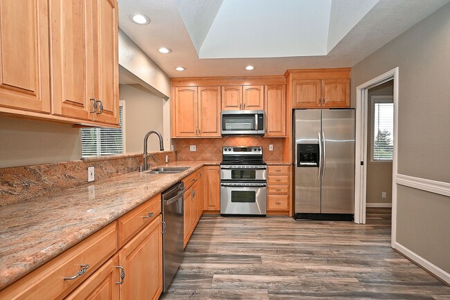 Building Photo - $3,950 -- STUNNING 4B/2BTH HOME IN BRIAR H...