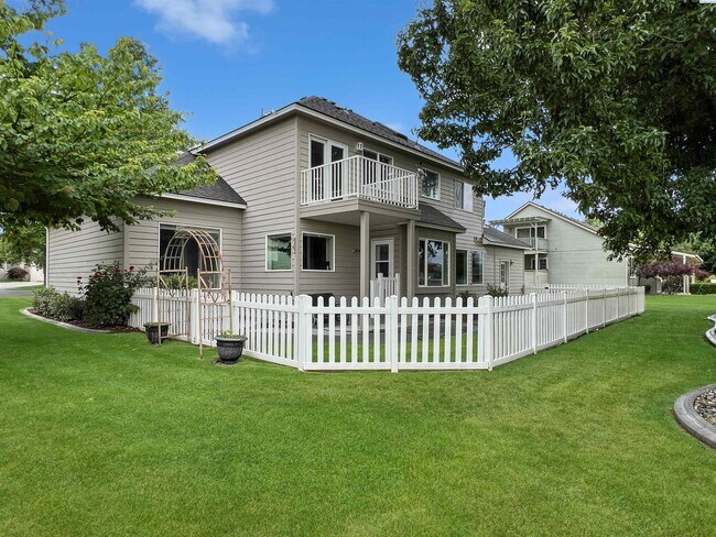 Building Photo - 4 Bedrooms Plus an Office Steps from the R...