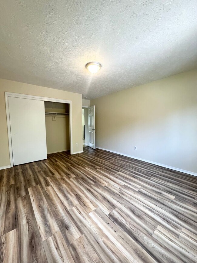Building Photo - Spacious Two Bedroom Home! Available Now!