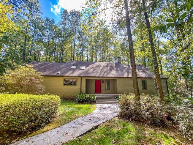 Building Photo - Spacious Contemporary Home in a Private Wo...