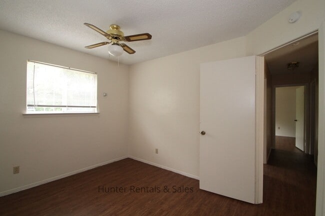 Building Photo - Dreamy Three-Bedroom - 1st month free with...