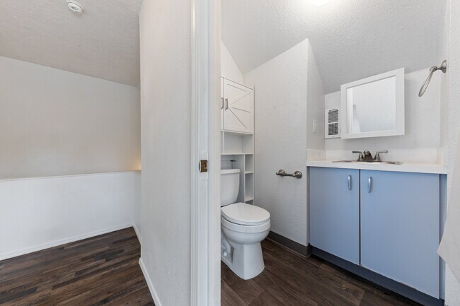 Building Photo - 2 Bedroom 2 Bathroom on College Street!