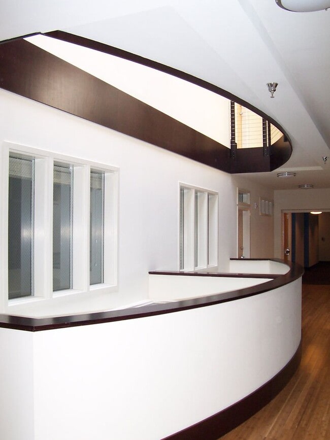 Building Photo - 1 bedroom condo with parking garage