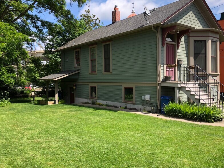 Exterior and Yard - 1945 NW Raleigh St
