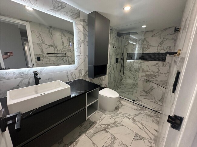 Building Photo - 600 Parkview Dr