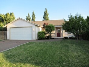 Building Photo - Spacious 3 Bedroom with Office - Fenced Lawn with Lawn Care Provided!