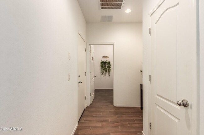 Building Photo - 1610 E Jardin Pl