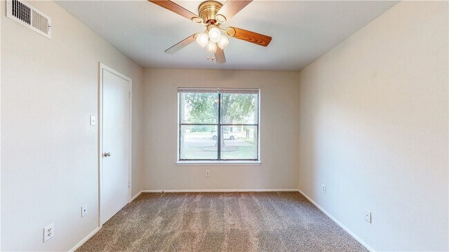 Building Photo - 303 Manuel Dr