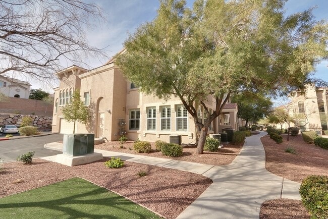 Building Photo - Upgraded Northwest 1 Bedroom Condo with At...