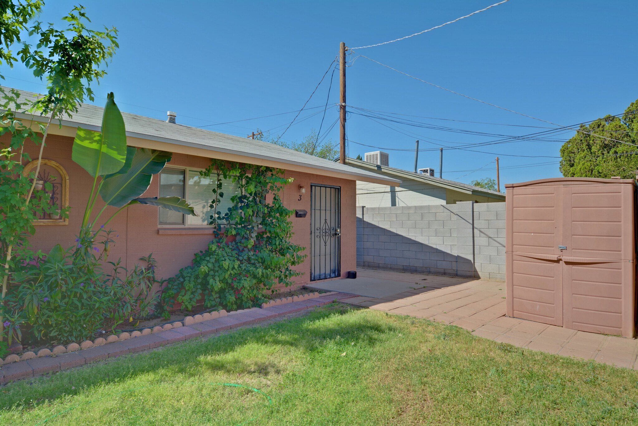 Building Photo - 2437 E Clarendon Ave