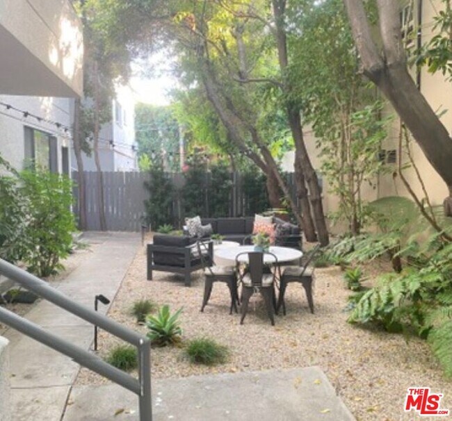 Building Photo - 805 N W Knoll Dr