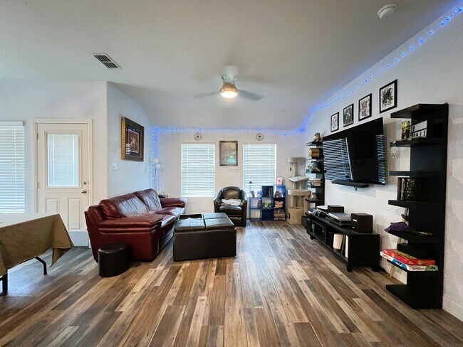 Building Photo - Beautiful 4/2/2 Home in Fort Worth!