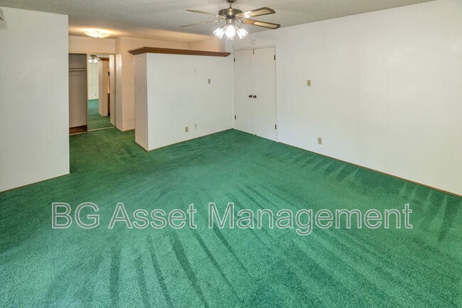 Building Photo - 2901 Doidge Ave