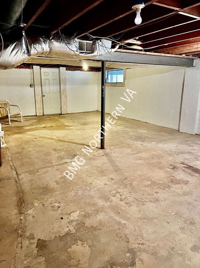 Building Photo - 832 Leigh Mill Rd