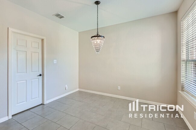 Building Photo - 2817 Deerhurst Dr