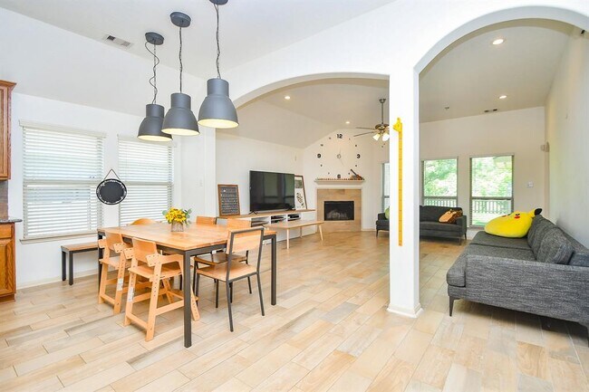 Building Photo - 16814 Ranger Ridge Dr
