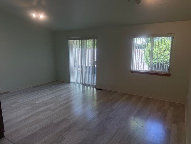 Building Photo - **Half off second month's rent**