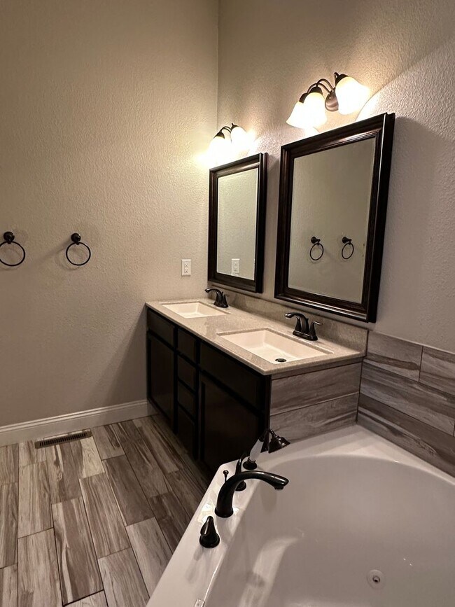 Building Photo - 4 Bedroom 3 Bath 2 Stall Garage in Waynesv...