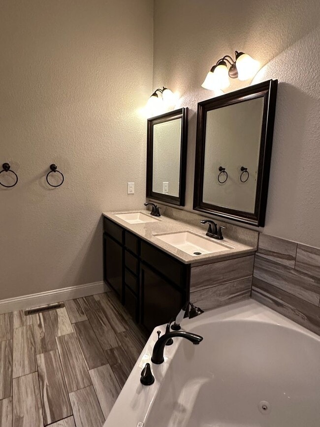 Building Photo - 4 Bedroom 3 Bath 2 Stall Garage in Waynesville - Available with 30 day notice