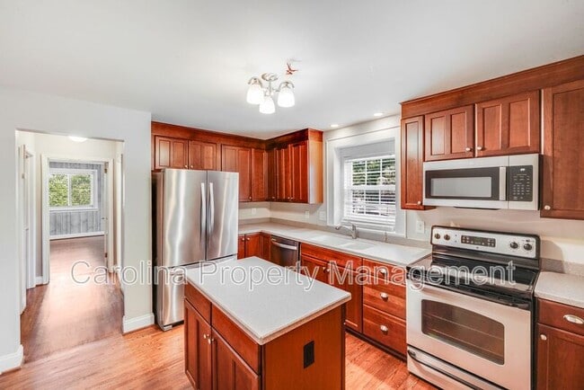 Building Photo - 2417 Laburnum Ave