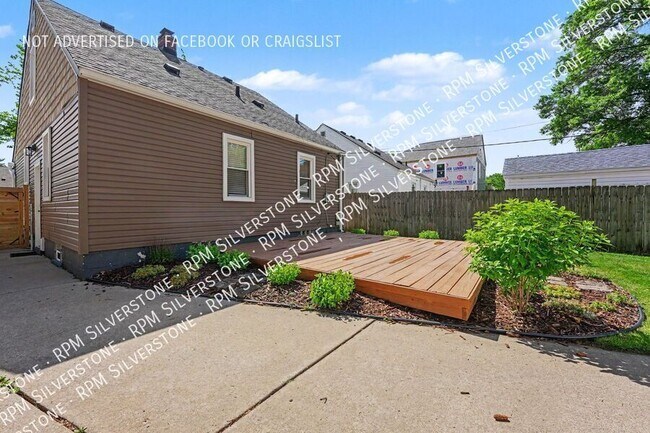 Building Photo - 1403 N Altadena Ave