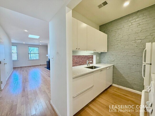 Building Photo - 1239 C St SE