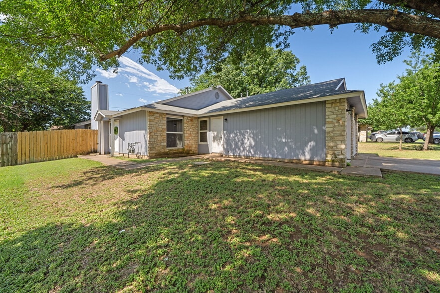 Building Photo - 703 Country Aire Dr