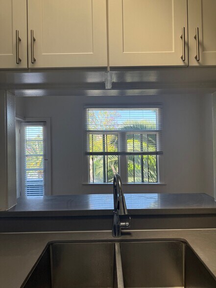 Building Photo - 1114 N Poinsettia Pl