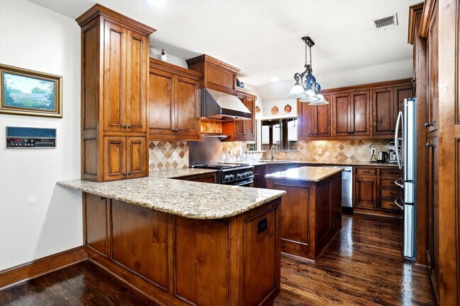 Building Photo - 2412 Emerald Cir