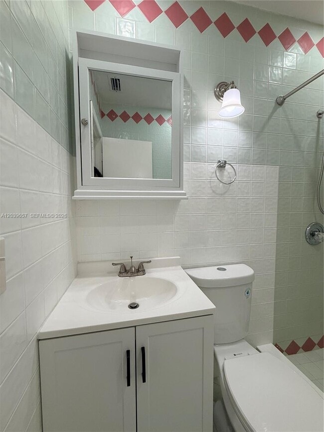 Building Photo - 561 W 39th St