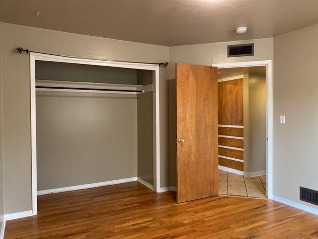 Building Photo - STUDENTS WELCOME! Ranch Home w/ Finished Basement, Fenced Yard and Two Kitchens