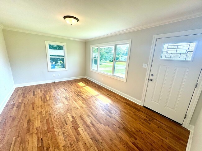 Building Photo - Freshly Renovated in Athens City! Lawncare included!