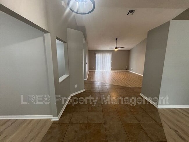 Building Photo - 1004 Stout Ct