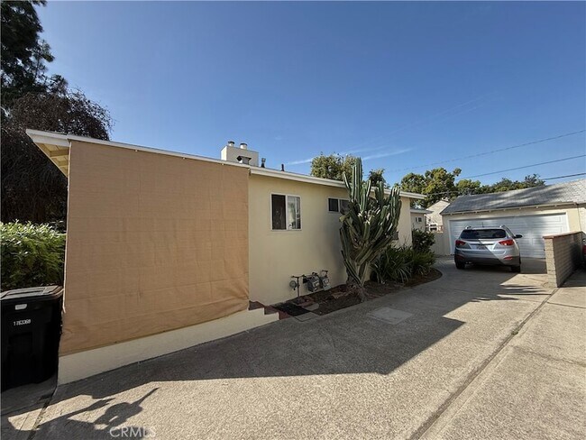 Building Photo - 549 N Niagara St