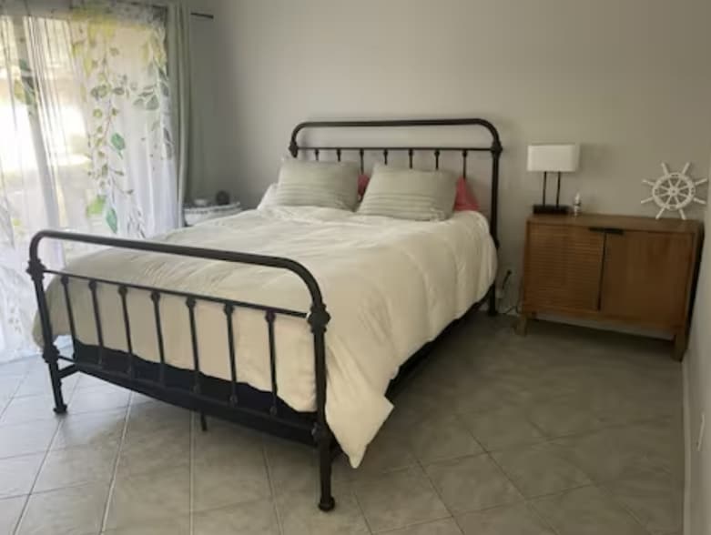 Bedroom (Queen Bed) - 500 E Riverside Dr