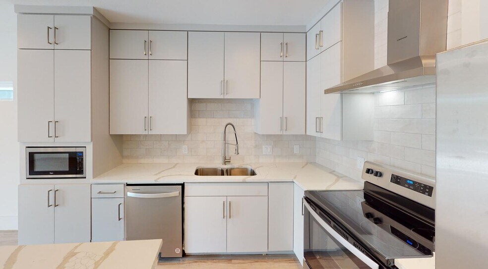 Building Photo - Modern Munger Place townhome with city sky...