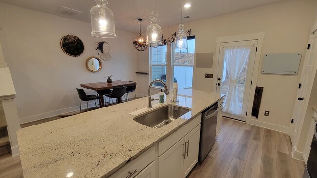 Building Photo - 3 Bed, 2.5 Bath Townhome Available in Greenville