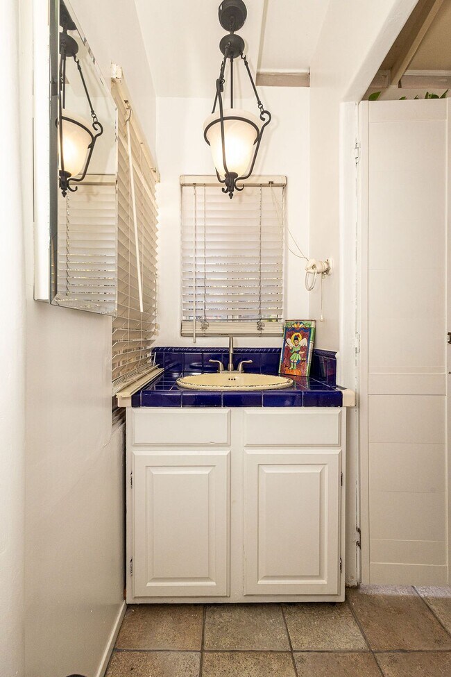 Building Photo - Warm & Welcoming Home Near Melrose with Room to Live, Work & Create