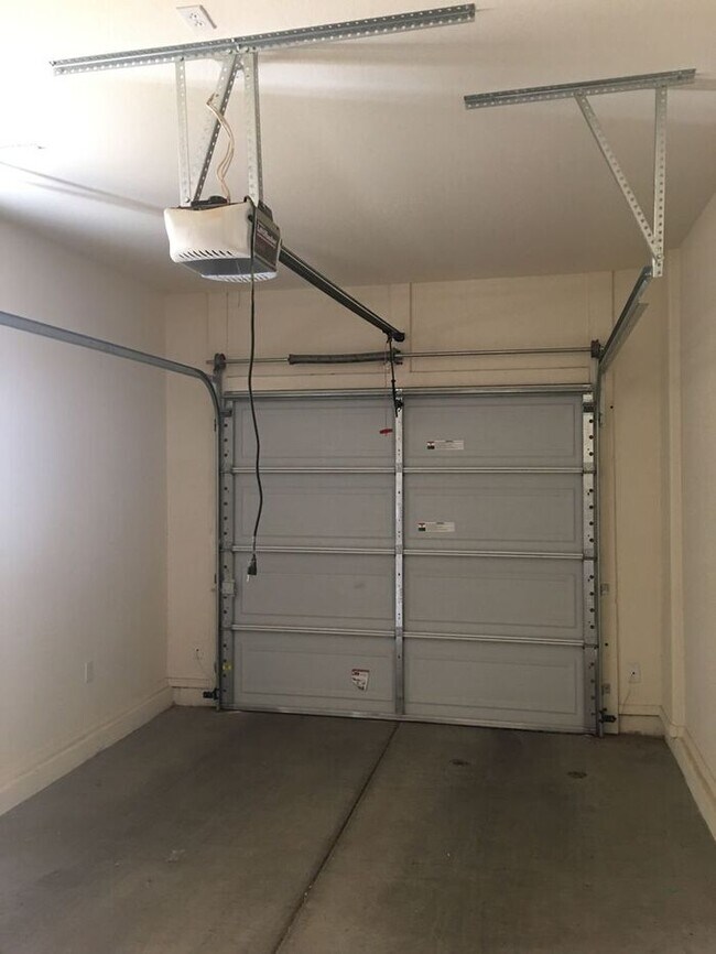 Building Photo - Upgraded Beautiful 3 bedroom 2.5 bath townhouse in The Cottages